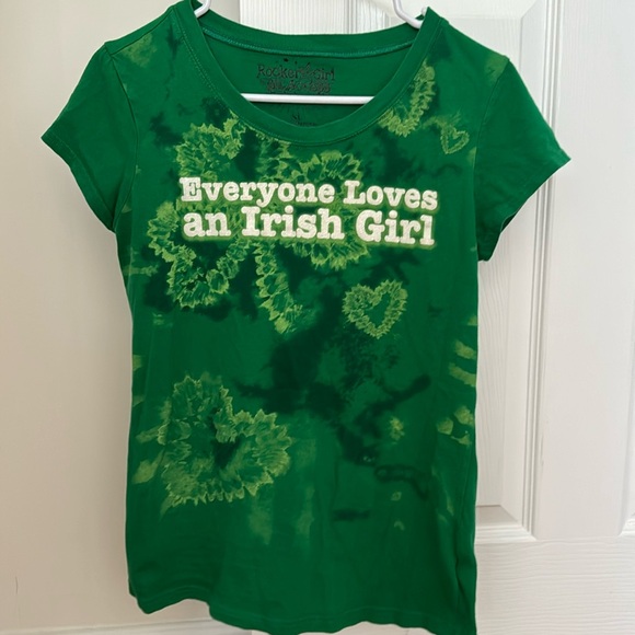 🍀Everyone loves an Irish girl” T-shirt 💚 - Picture 1 of 3